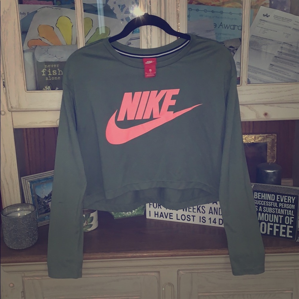 *NWOT*NIKE CROP TOP SWEATSHIRT LIGHT WEIGHT SIZE M